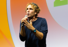 Top Keynote Speakers to Watch in 2025 Keynote speaker Jesse Itzler delivers a speech